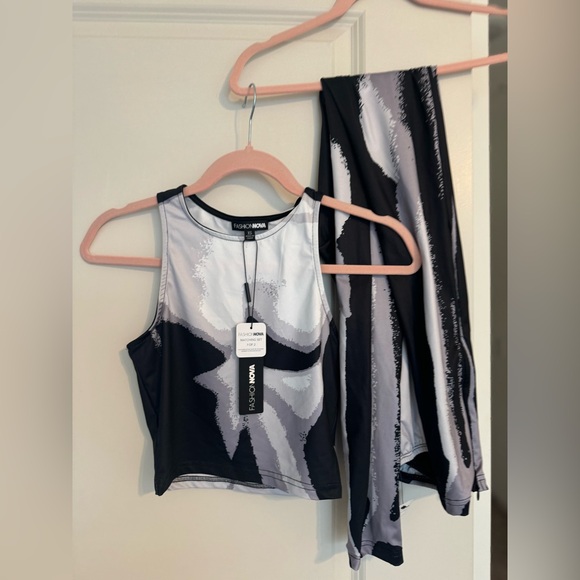 Two piece set - Picture 2 of 3